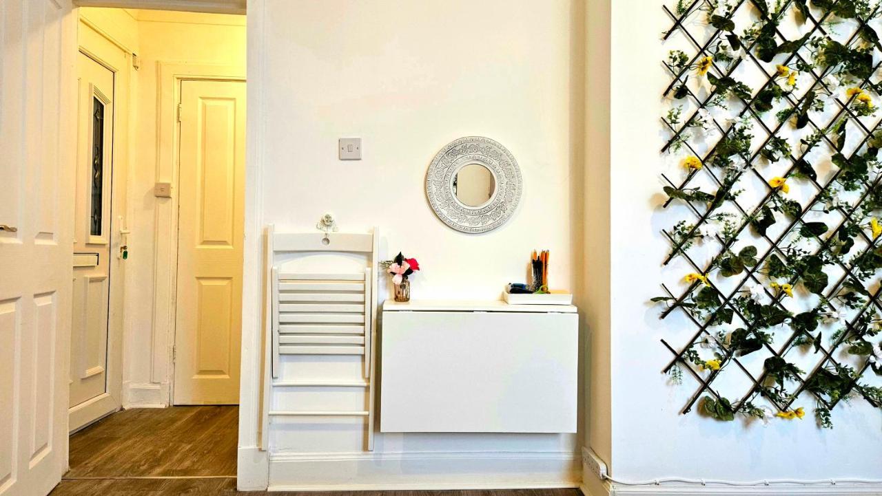 The Ferns - Shared Garden Apartment With Parking Darvel Dış mekan fotoğraf