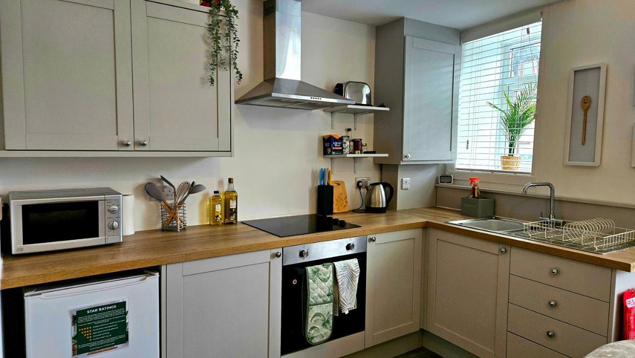 The Ferns - Shared Garden Apartment With Parking Darvel Dış mekan fotoğraf