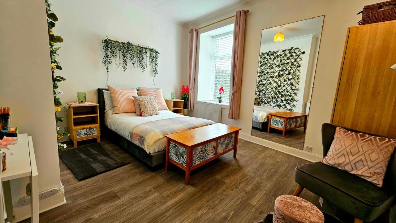 The Ferns - Shared Garden Apartment With Parking Darvel Dış mekan fotoğraf