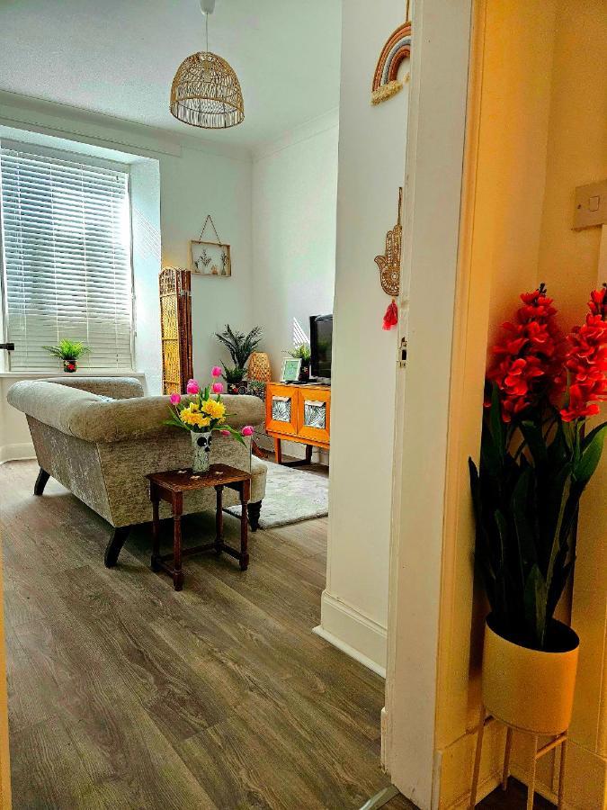 The Ferns - Shared Garden Apartment With Parking Darvel Dış mekan fotoğraf